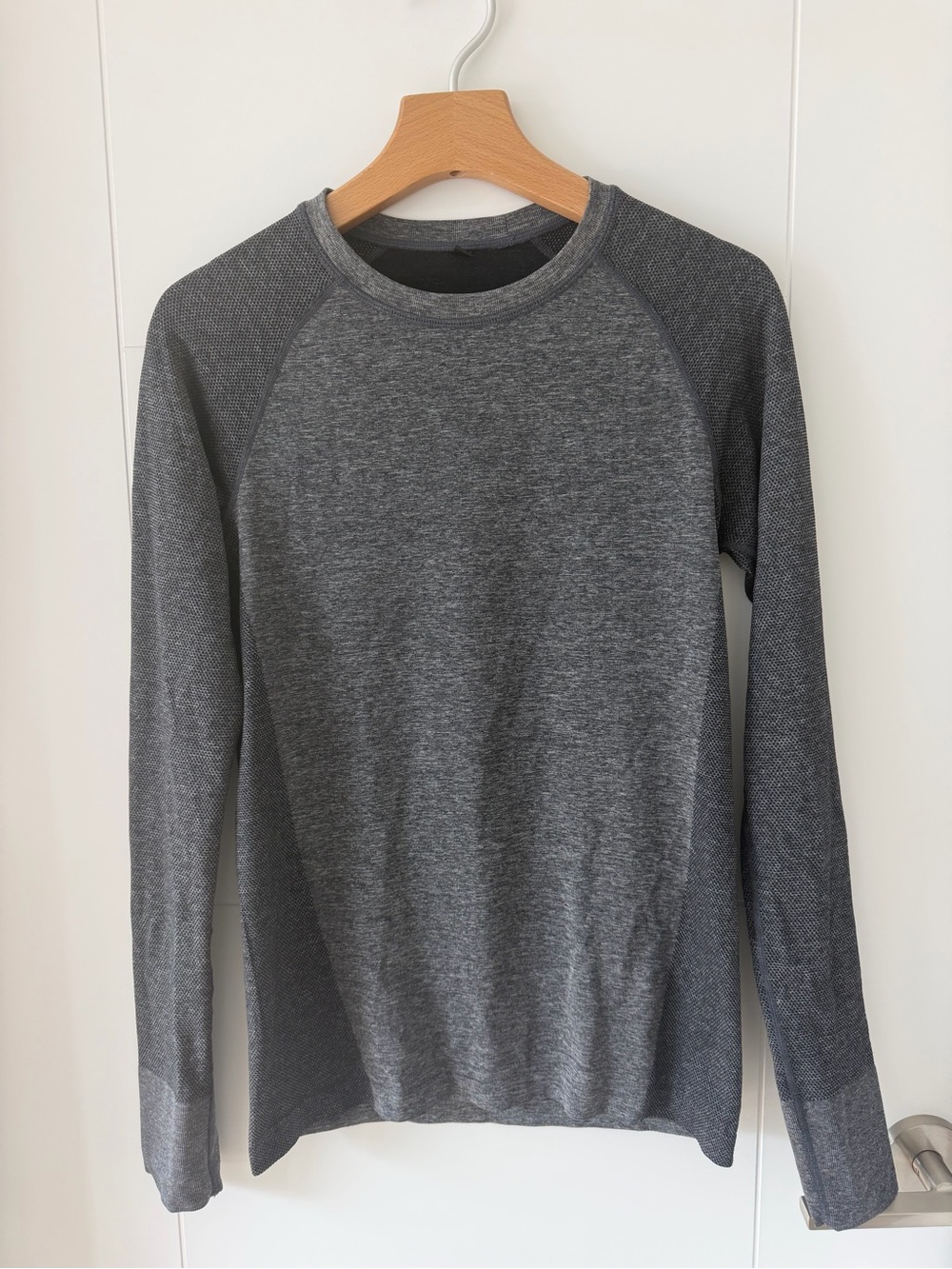 Ryu Women's Long Sleeve Crew Top in Dark Gray Heather